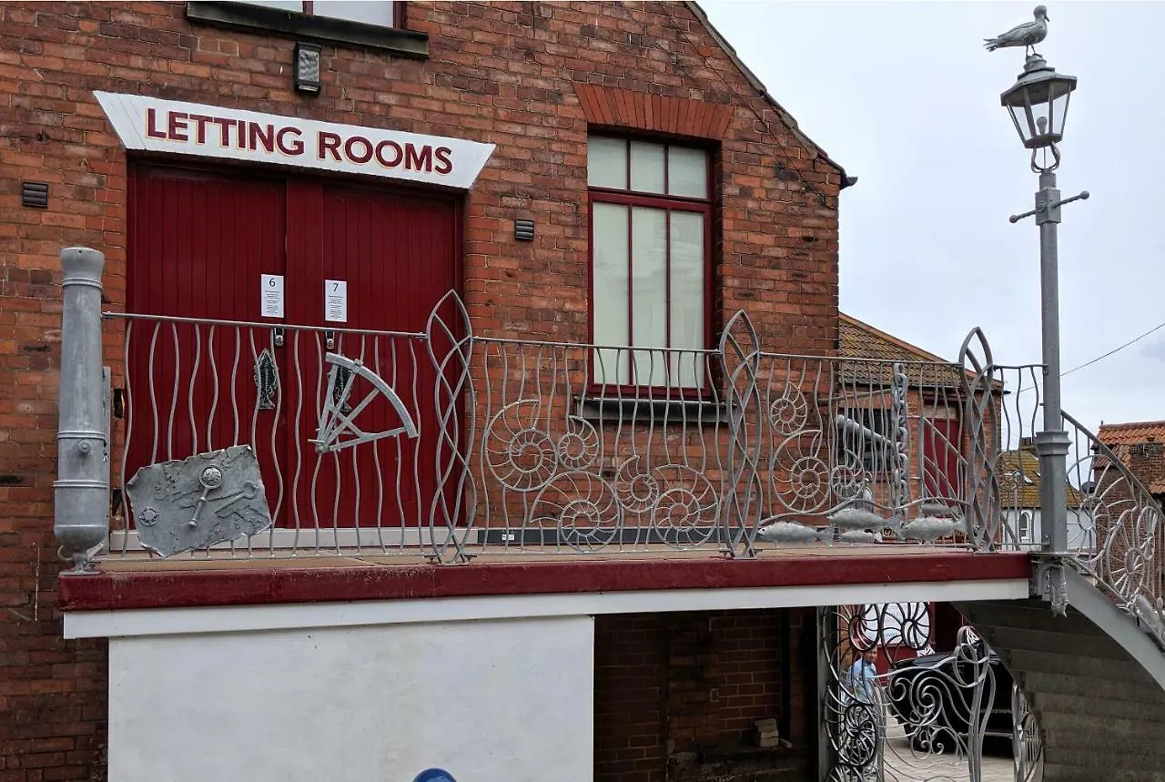 Silver Street Suites Whitby 0*,